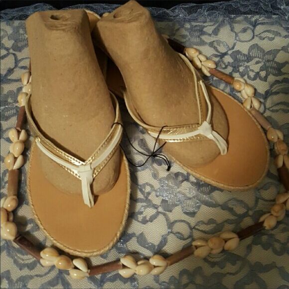 #458 White n gold flip flops,Sze.Large 9-10 - Picture 1 of 3